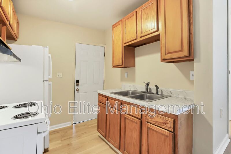 Columbus House: 347 1/2 E Welch Ave