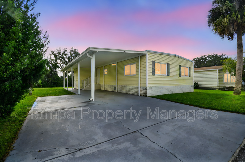 Plant City House: 242 Country Ln