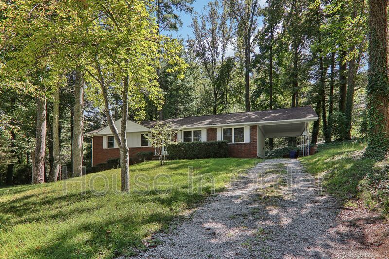 Hendersonville House: 325 Comet Drive
