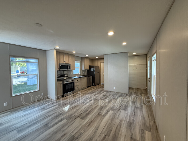 Republic House: 7534 Us-60