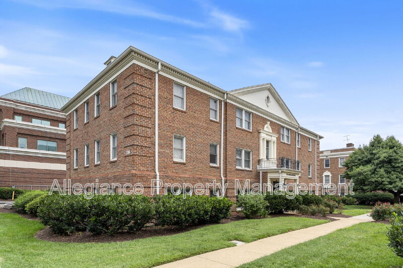 Alexandria House: 718 S Washington St