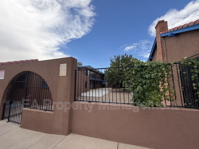 Albuquerque House: 2121 Gold Ave SE