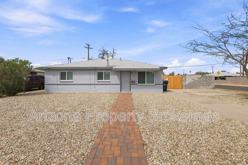 Phoenix House: 3302 W. Solano Dr. South
