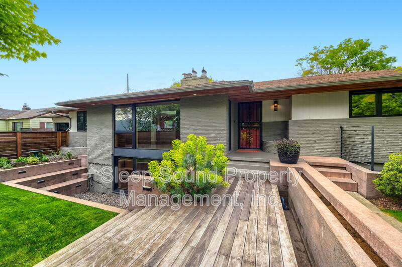 Portland House: 4033 N Willamette Blvd