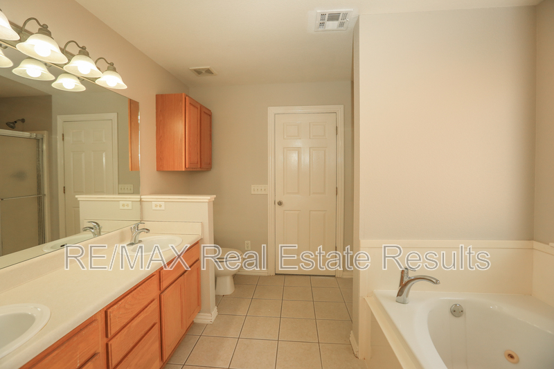 Bentonville House: 1202 SW Cabriolet St