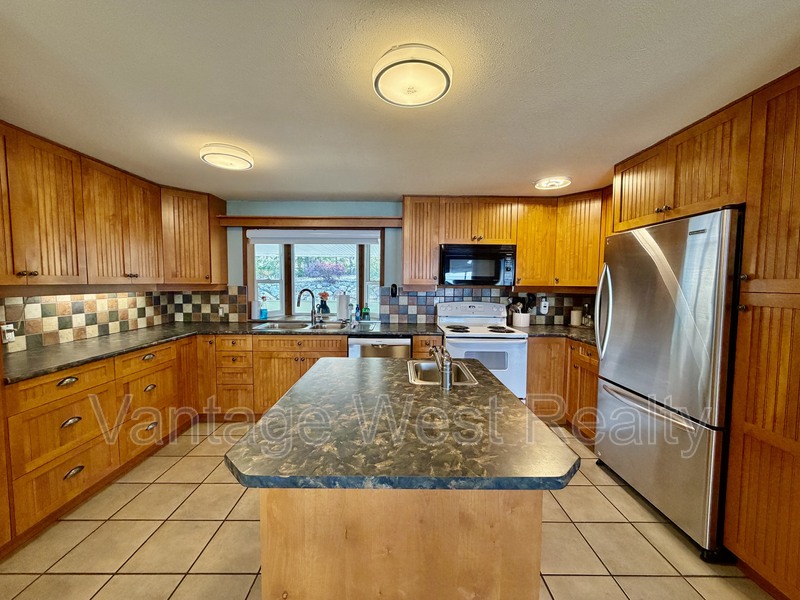 Lake Country House: 14110 Talbot Rd