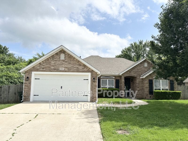 Fayetteville House: 3131 West Ika Lane