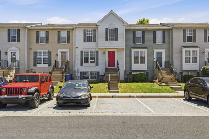 Edgewood Townhome: 927 Pirates Ct