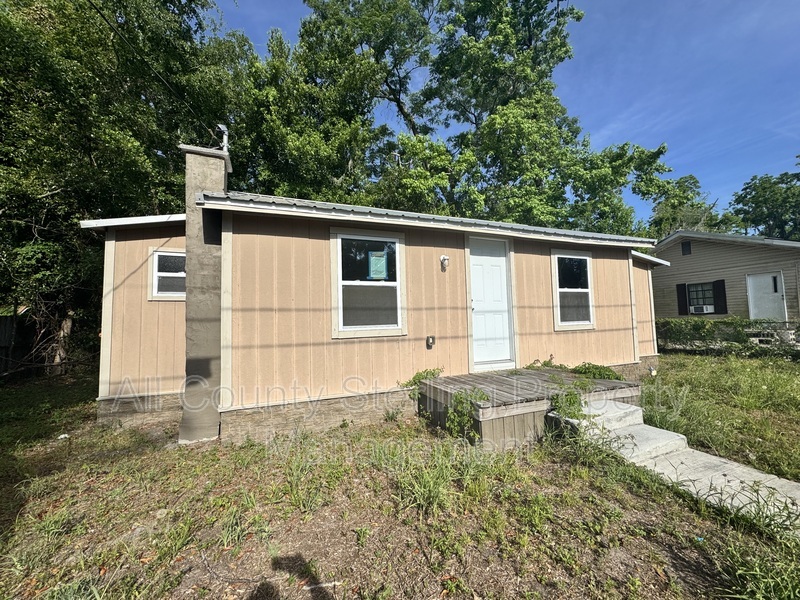 Lake City House: 917 NE Aberdeen Ave
