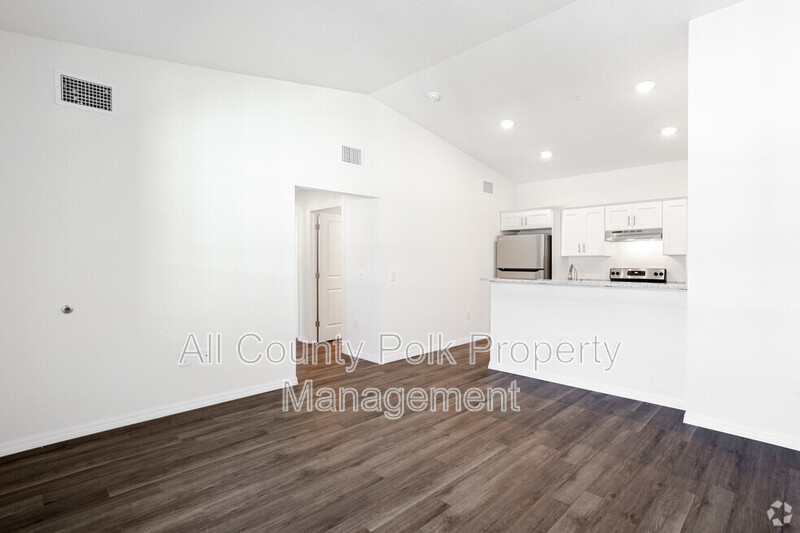 Lakeland Apartment: 915 Ariana St