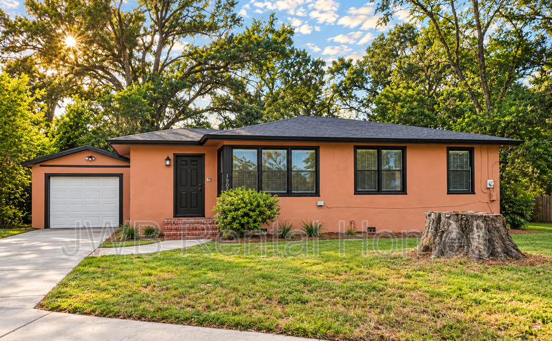 Jacksonville House: 1905 Prospect St W