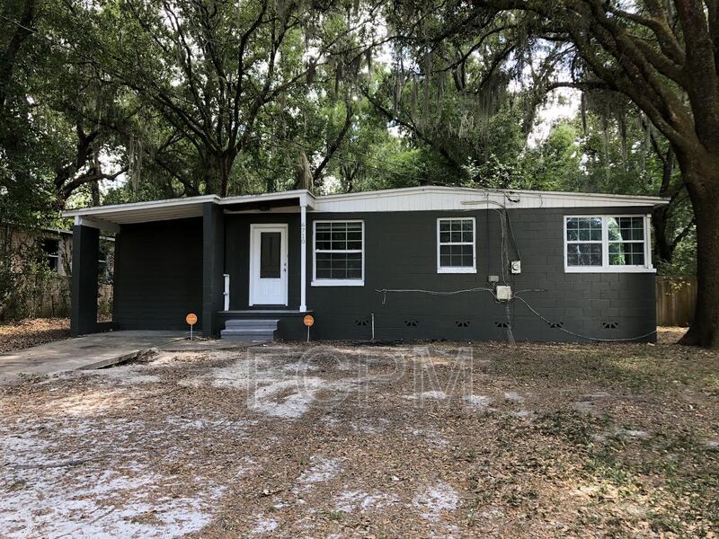 Jacksonville House: 6710 Helston Ct