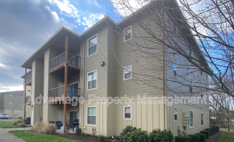 Monmouth House: 519 N Catron Place