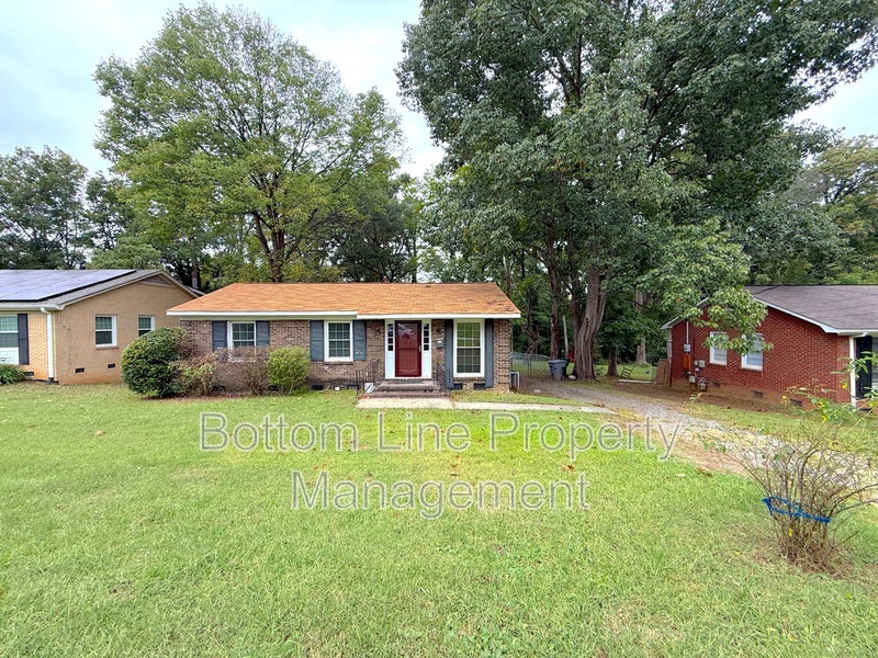 Charlotte House: 3432 Sargeant Dr