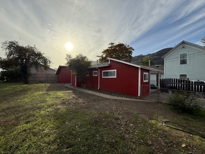 Roseburg House: 173 SE Lane Ave