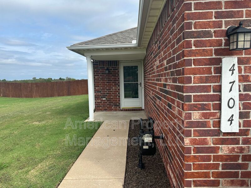 Bartlesville House: 4704 NE Wisconsin St