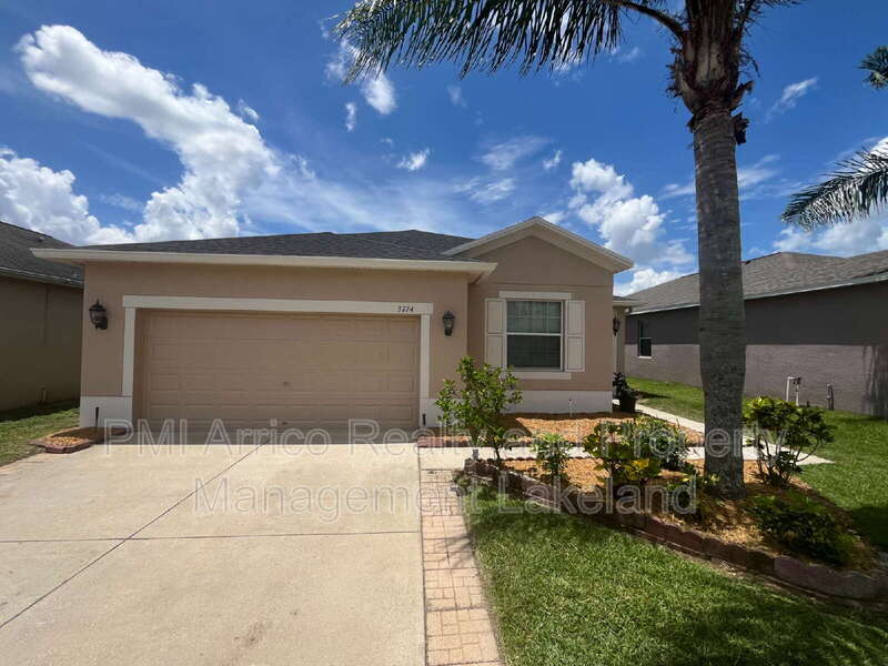 Lakeland House: 3774 Hampton Hills Drive