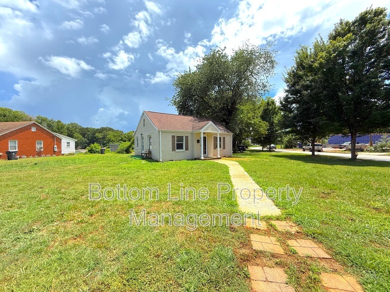 Charlotte House: 516 Concordia Ave