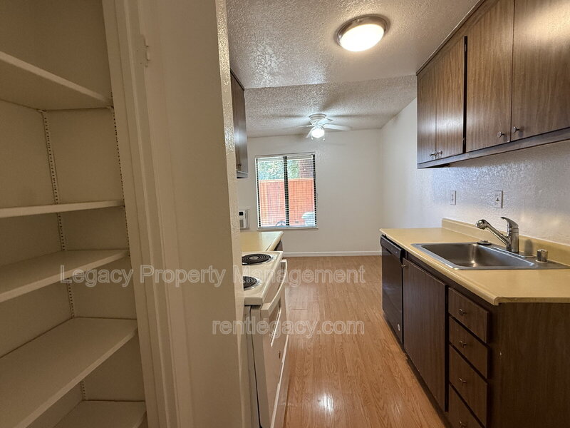 Concord Condo: 2125 Northwood Cir