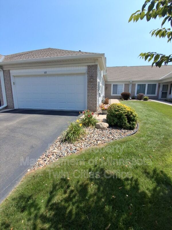 Woodbury Townhome: 612 Lake View Dr