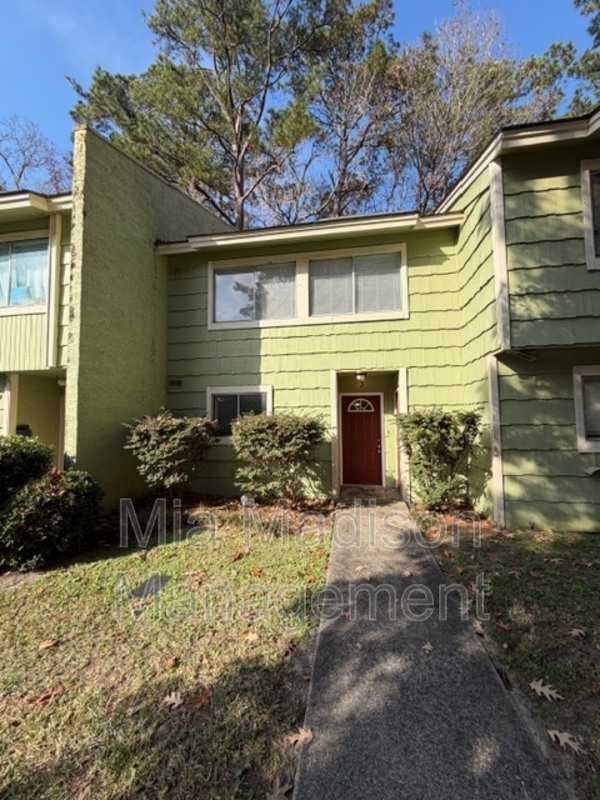 Savannah House: 527 Tibet Ave