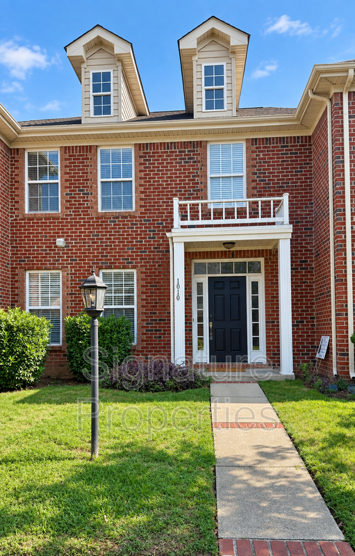 Suffolk House: 1010 Skiffs Landing Ln