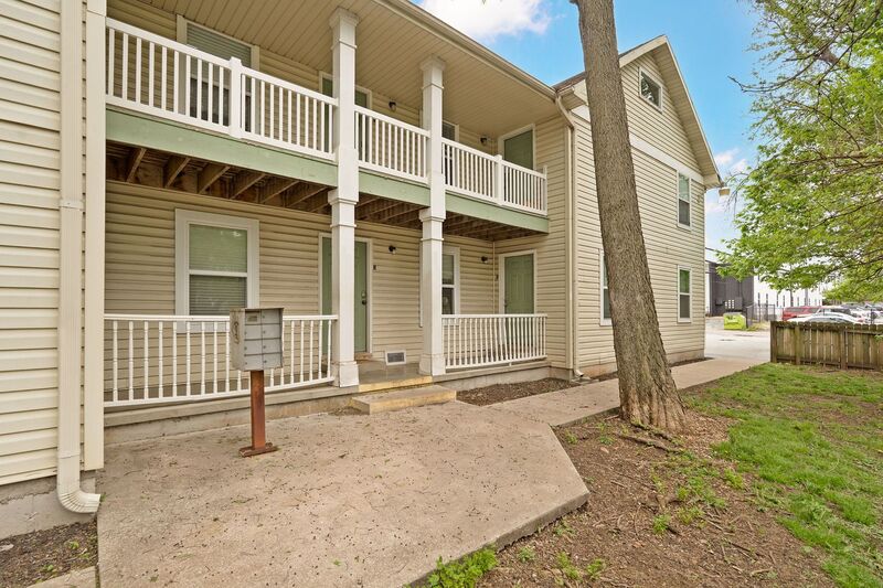 Springfield Condo: 1138 E Walnut St