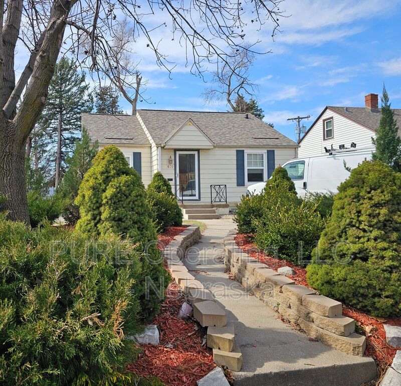 Omaha House: 1618 S 50th St