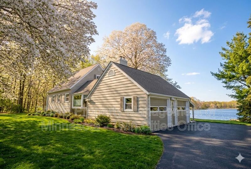 Little Canada House: 174 Twin Lake Blvd