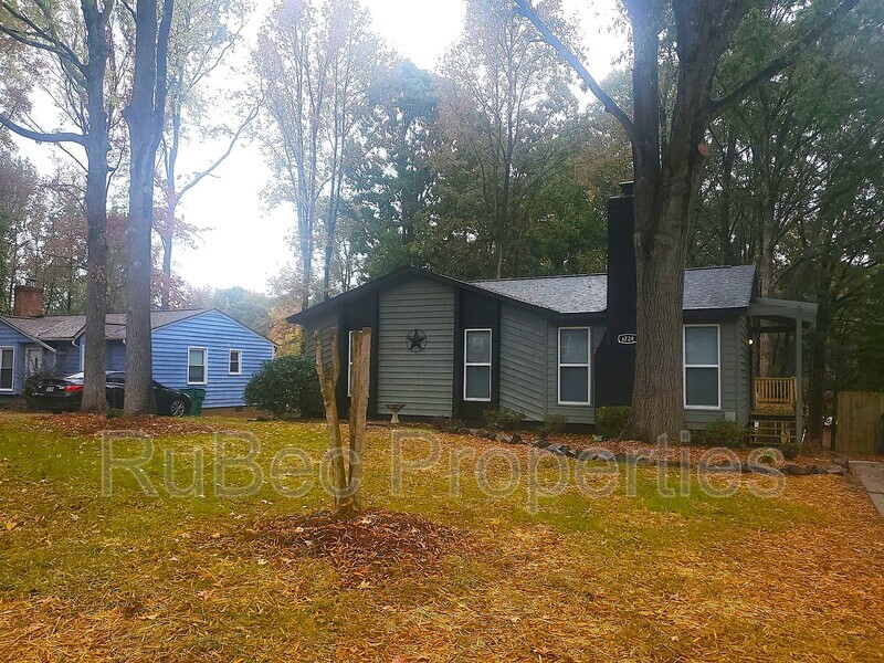 Charlotte House: 6724 Accrington Court