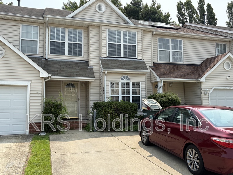Hampton Townhome: 940 Allendale Dr