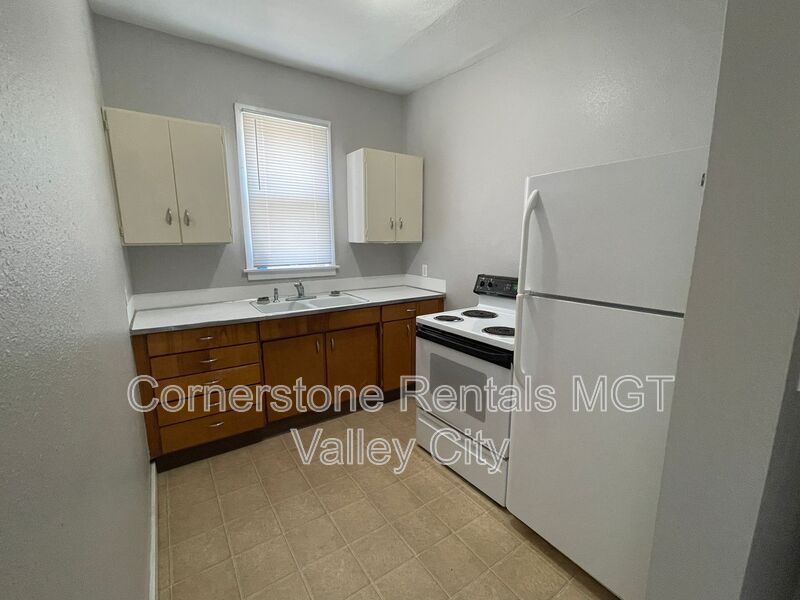 Valley City House: 458 3rd St NE
