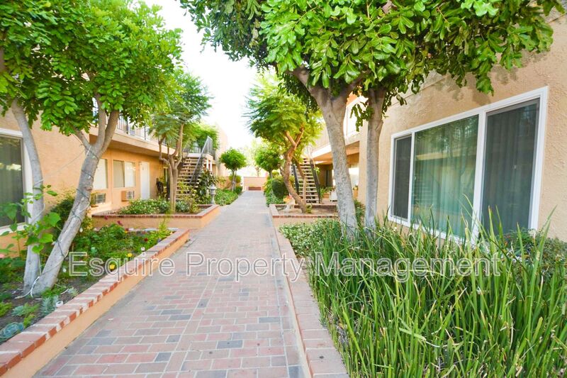 SIMI VALLEY House: 974 ASHLAND AVE UNIT1