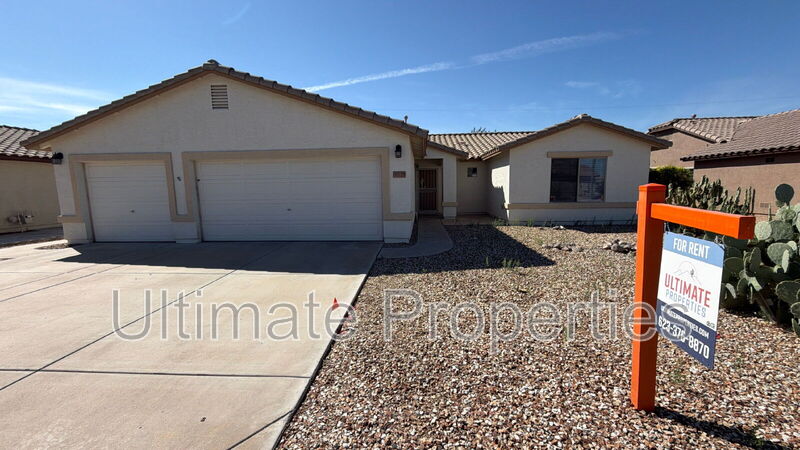 Avondale House: 10539 W Wilshire Dr