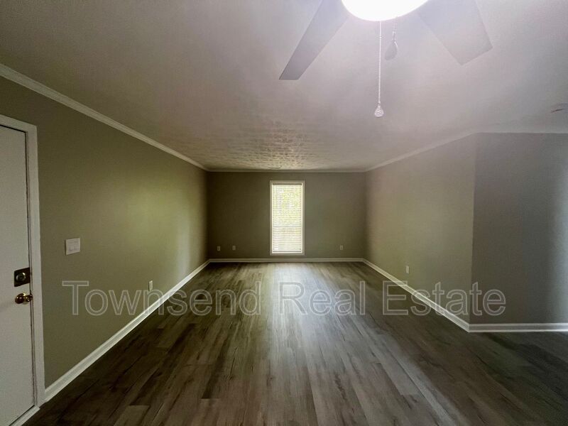 Fayetteville House: 5853-G Century Oaks Drive