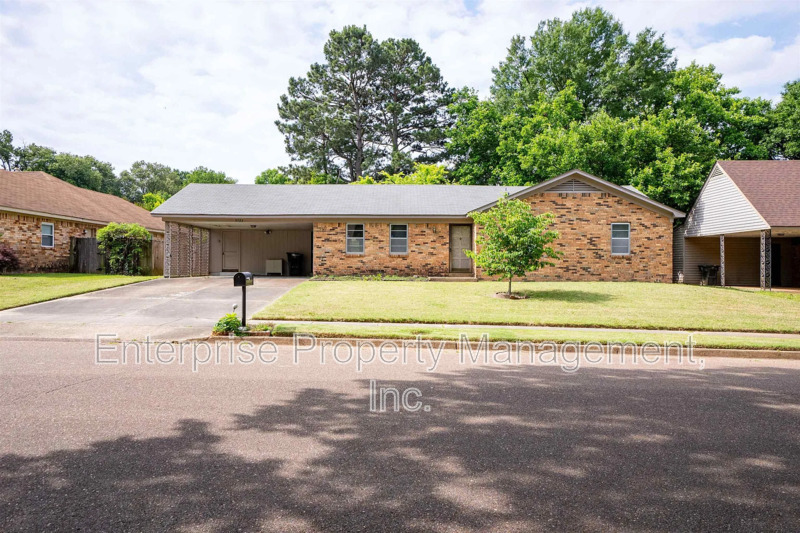 Bartlett House: 5723 Bartlett Woods Dr