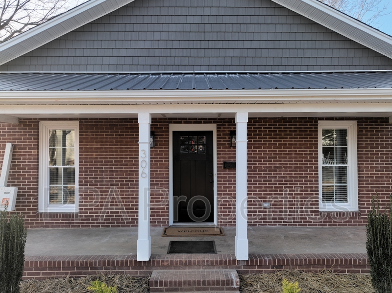 Mebane House: 306 S First St