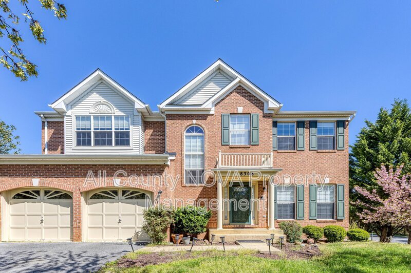 Clinton House: 8308 Deerstill Way