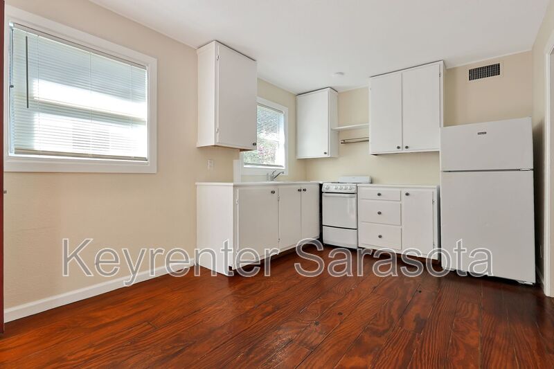 Sarasota House: 325 Ohio Place