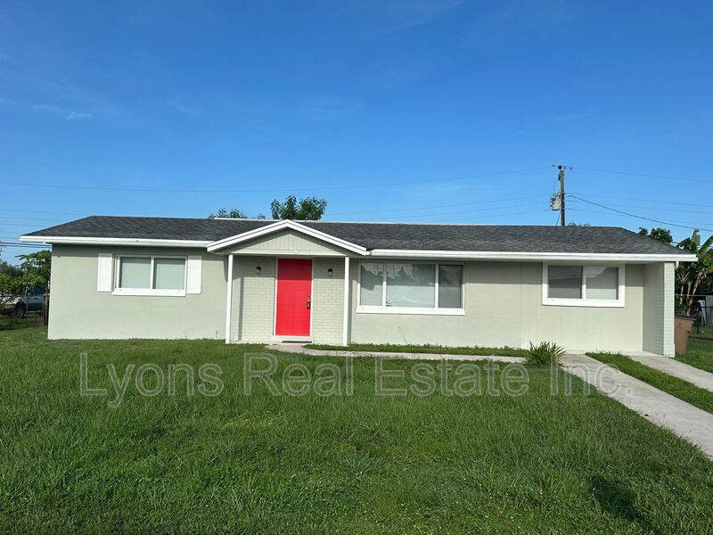 Lehigh Acres House: 315 Rushmore Ave N
