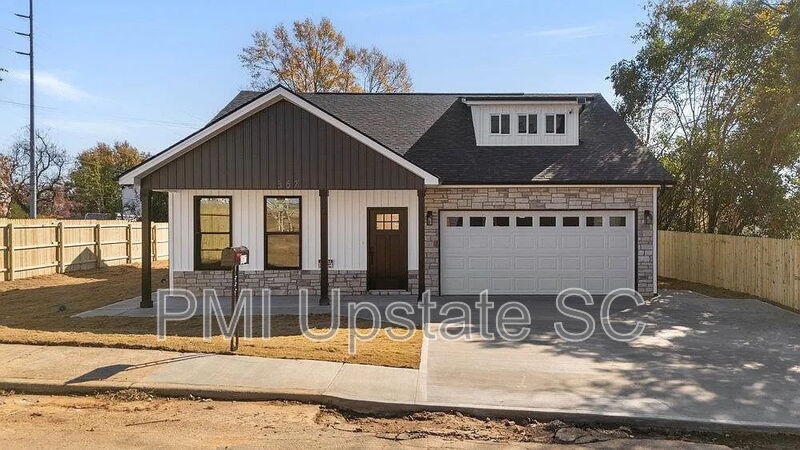 Spartanburg House: 367 College St