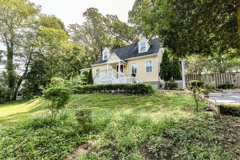 Alexandria House: 6911 Elm Dr