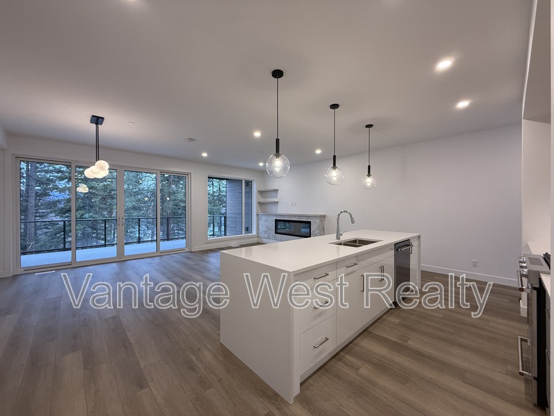 West Kelowna Townhome: 407-2735 Shannon Lake Rd