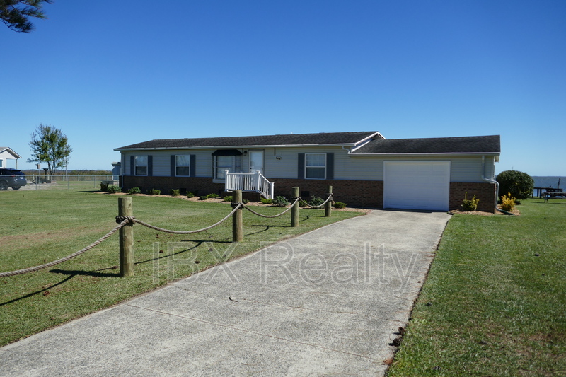 Grandy House: 144 Edgewater Dr