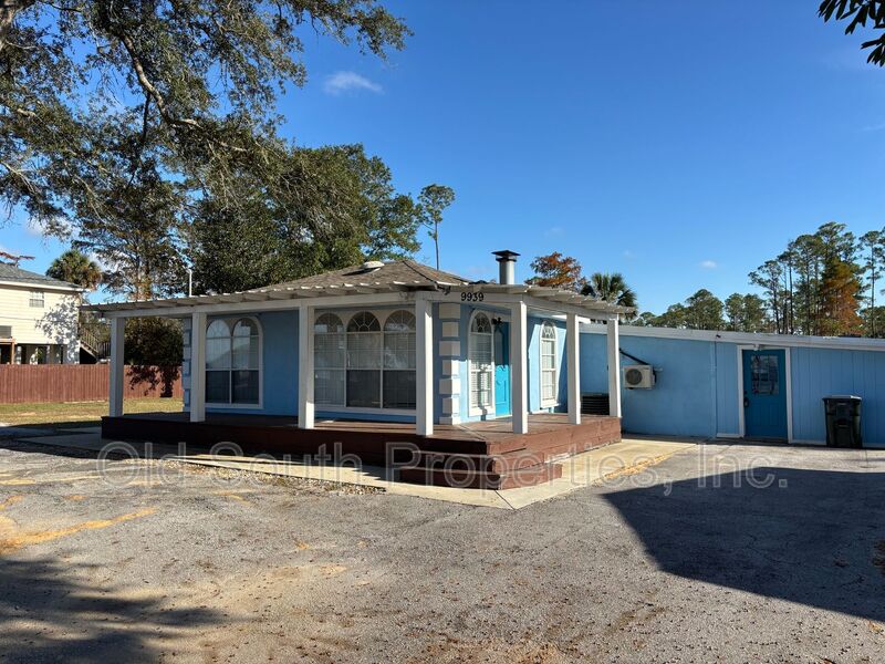 Pensacola House: 9939 Lillian Hwy