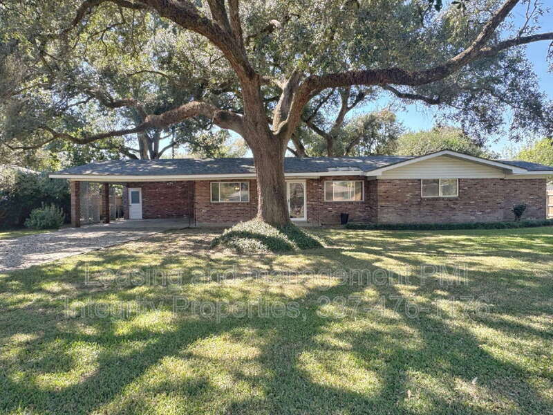 Lafayette House: 216 Brentwood Blvd