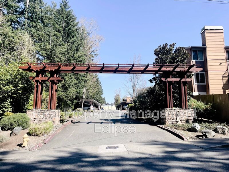 Kirkland House: 8244 126th Ave NE B301