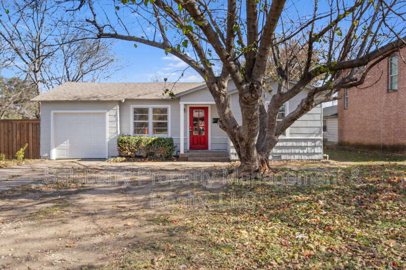 Grand Prairie House: 320 Northeast 31st Street