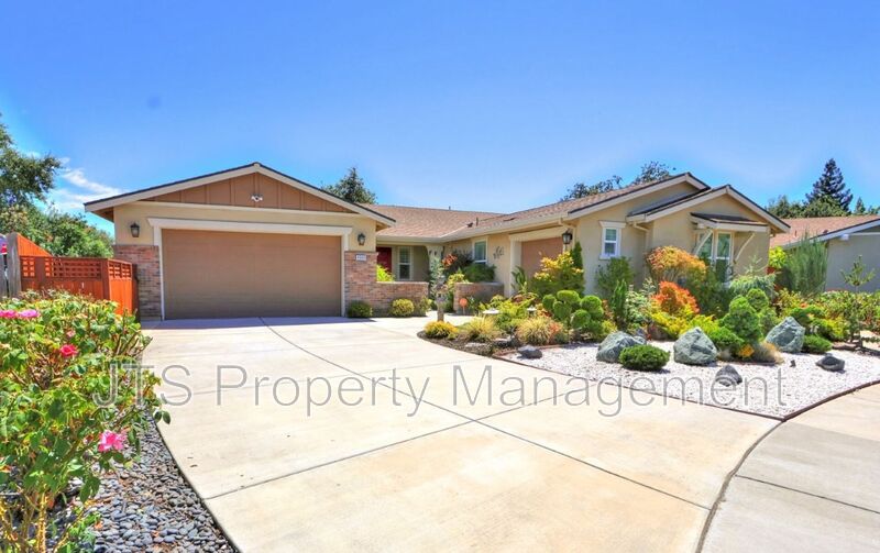 Fair Oaks House: 4988 Amina Fair Way