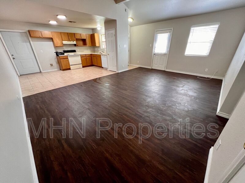 UPDATED 2bed/2bath/1 car garage duplex, located in the Perrin Beitel/Thousand Oaks area! - Photo 8